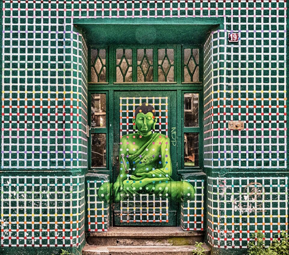 Portal gate building