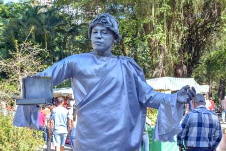 Scenic mime sculpture