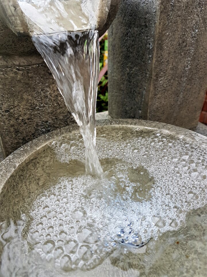 Tap pour gray bubbles