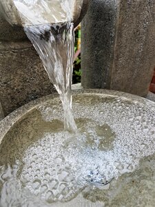 Tap pour gray bubbles