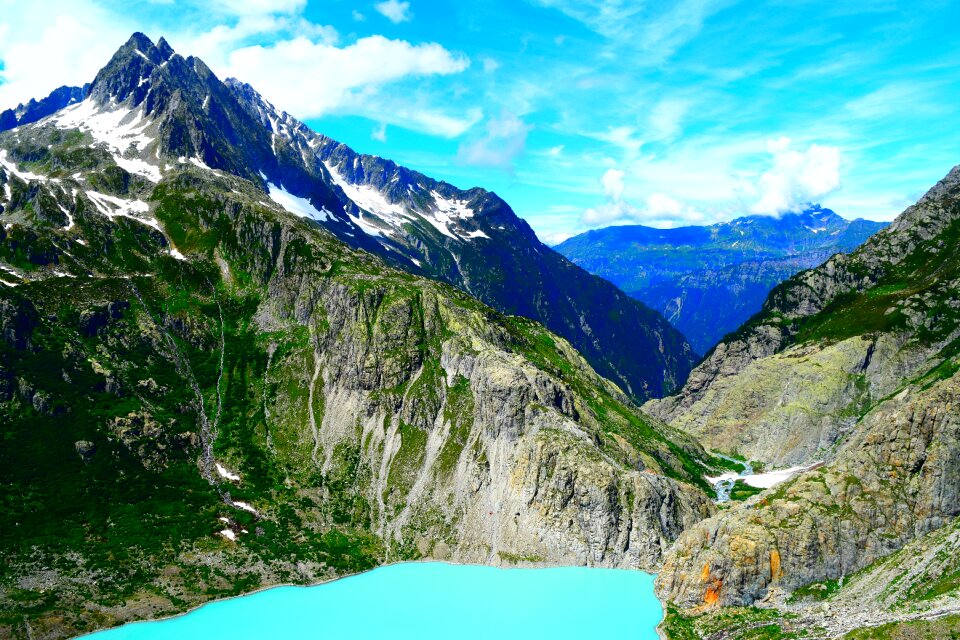 Researchers focused on lake trift glacial lake mountains