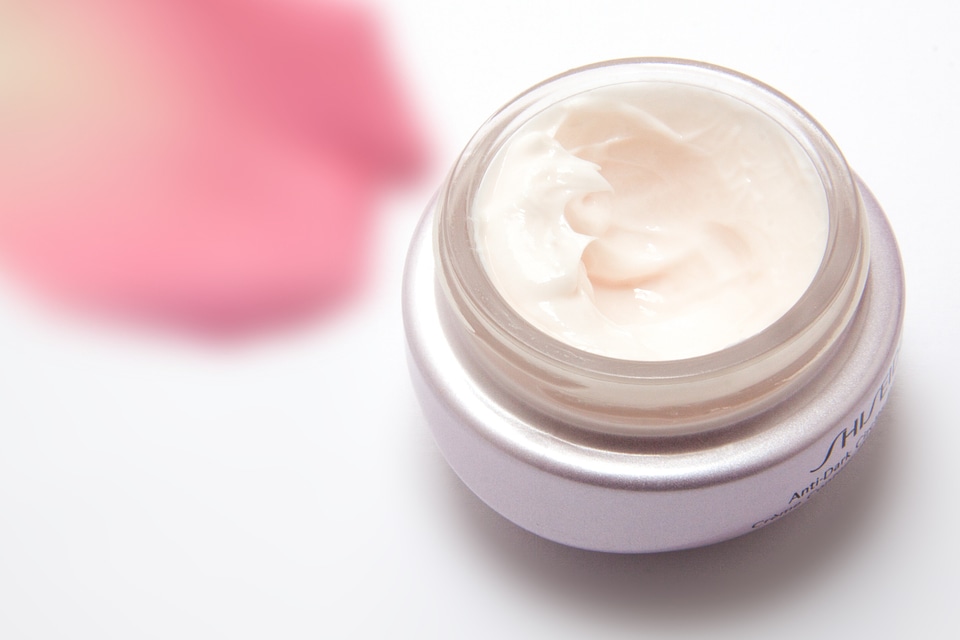 Cream colors against dark circles rosenblatt