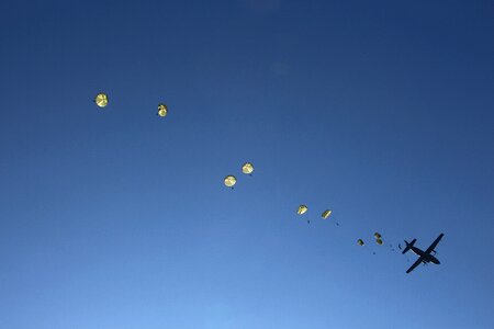 Spring practice parachutist sky