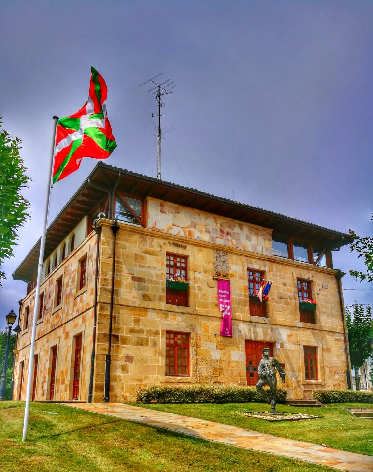 Facade city hall yurreta