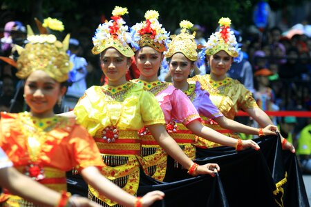 Indonesian girl dancer photo