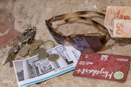 Tourism coins sunglasses