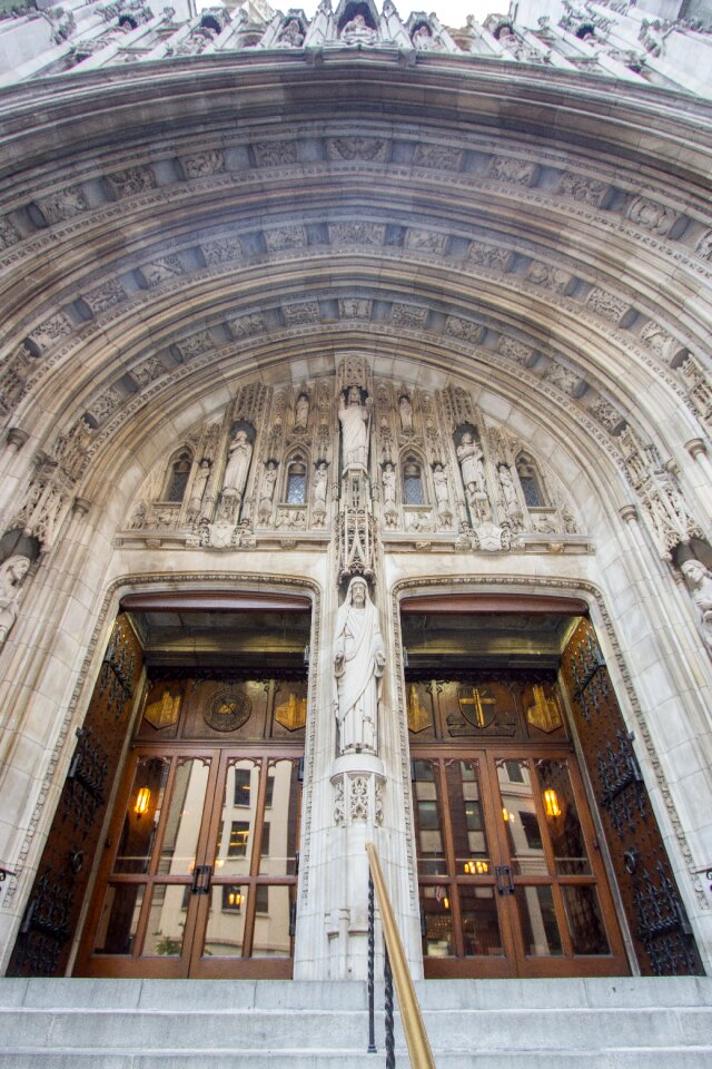 Travel cathedral tourists