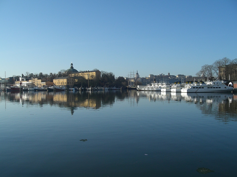 Mirroring ships sky