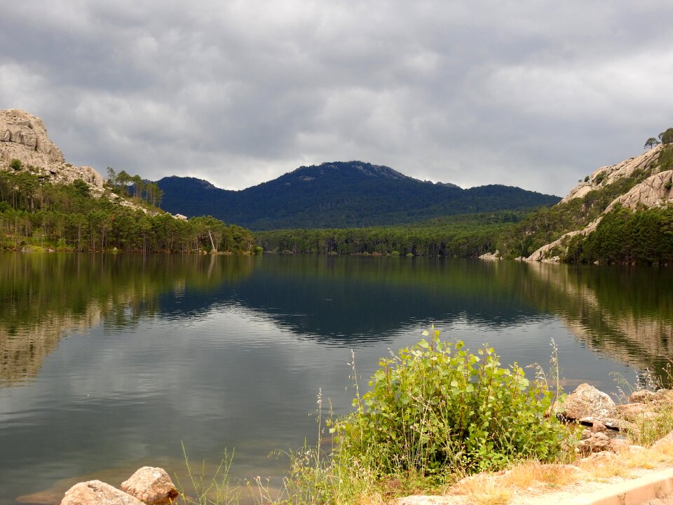 Lake mountains mirroring