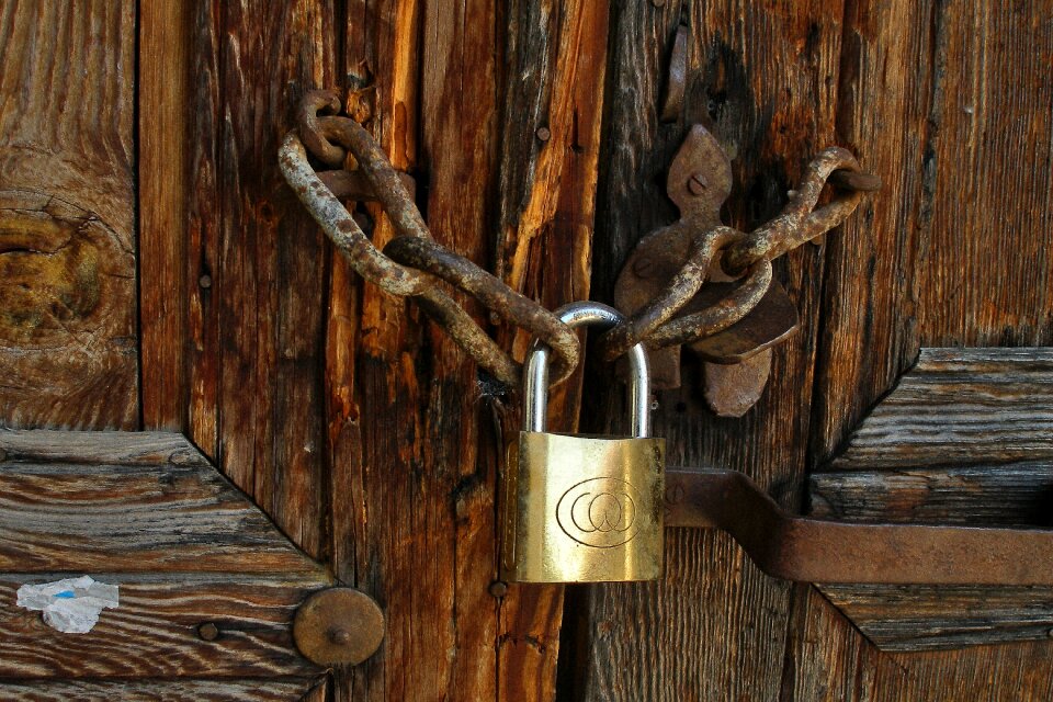 Rust chain old door photo