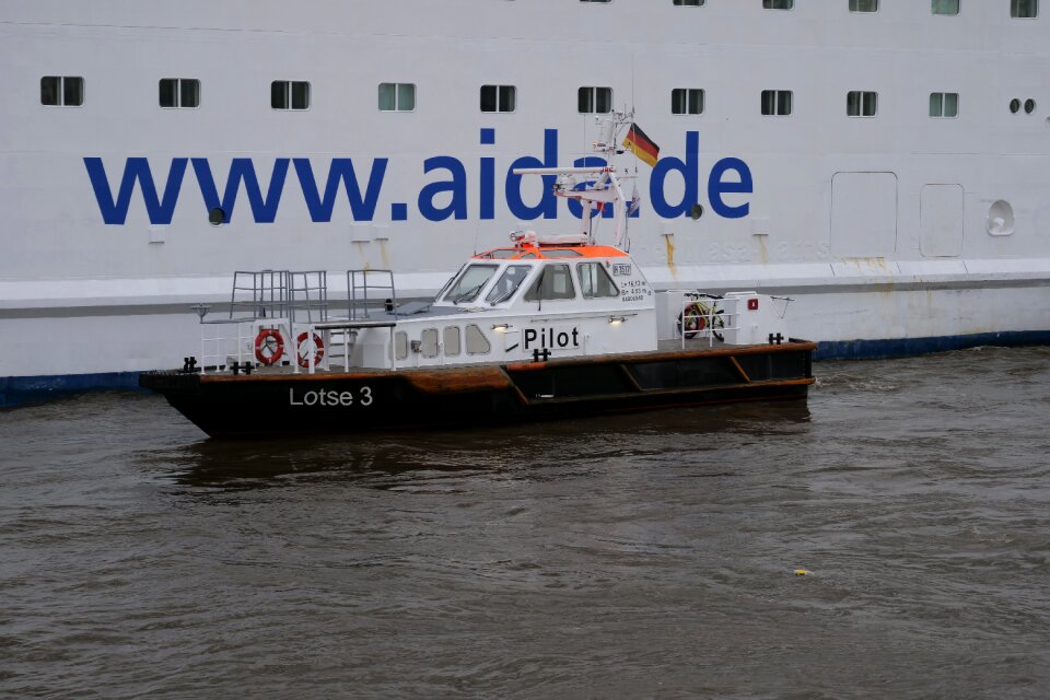 Pilotage the pilot vessel transport system