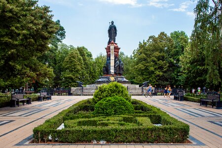 Monument city few people photo