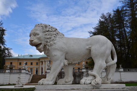 Homestead statue leo