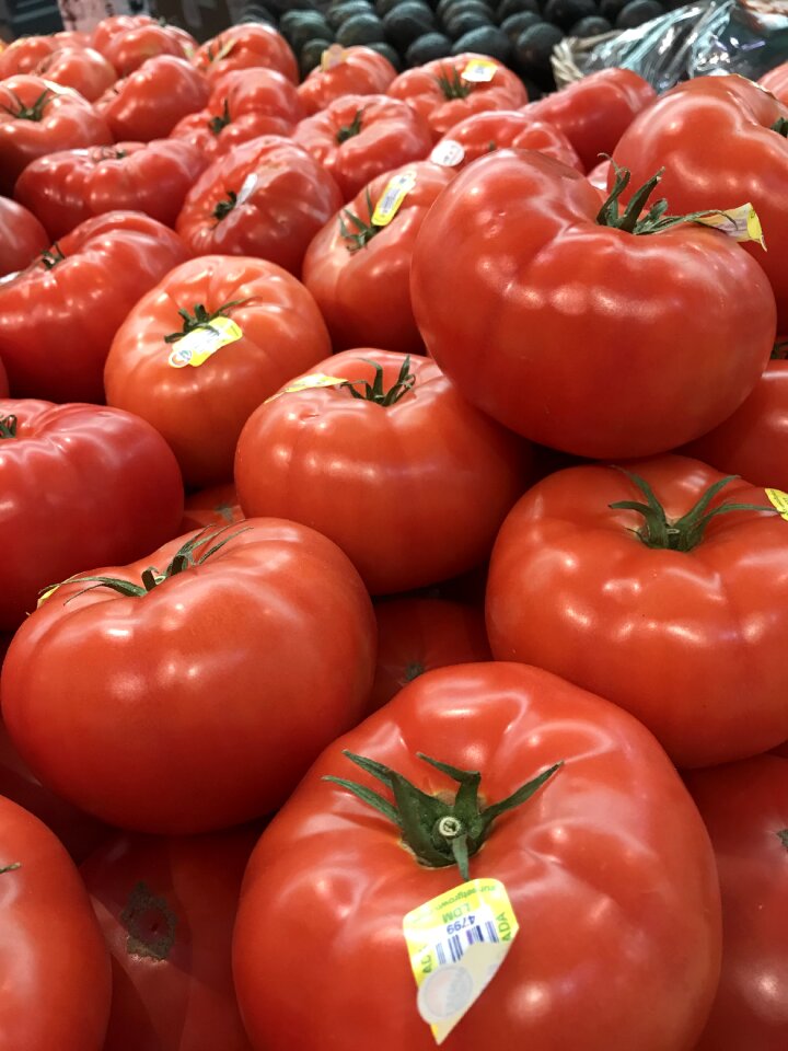 Tomatoes nutrition raw