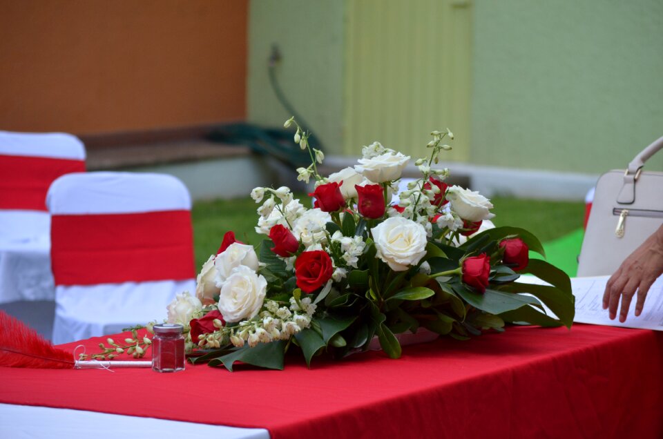 Wedding red roses white roses photo