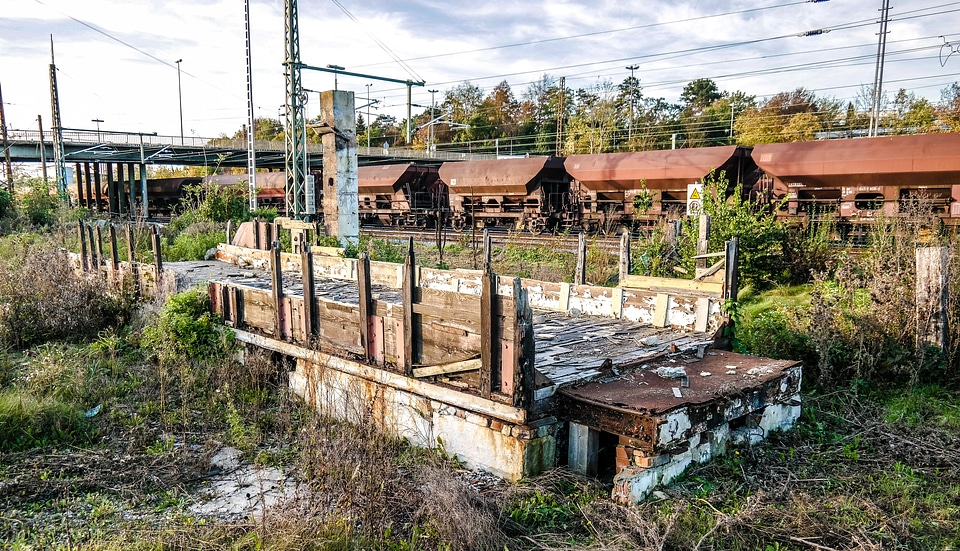Platform rail traffic threshold