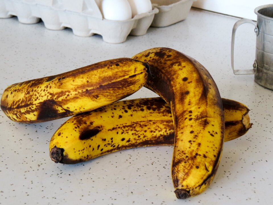 Healthy bananas yellow