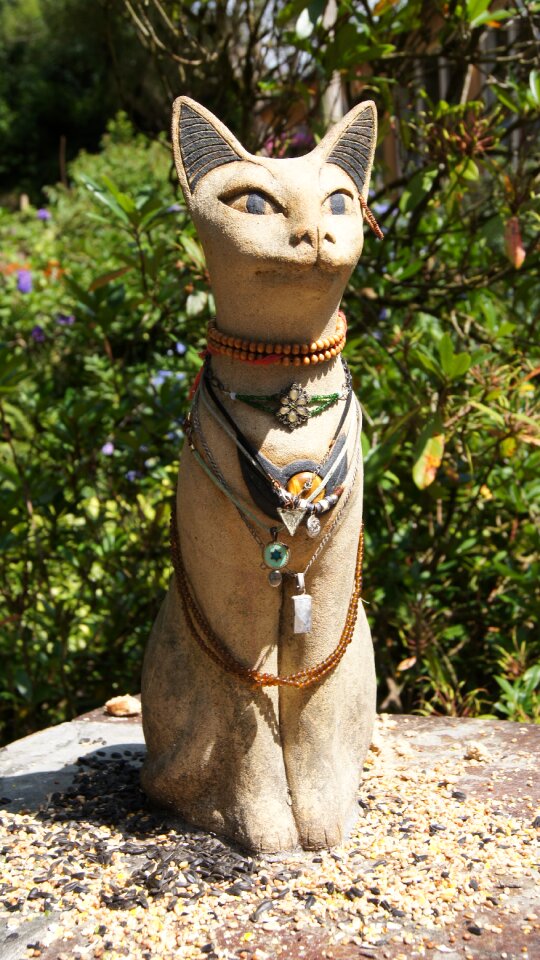 Statue pet pretty
