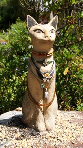 Statue pet pretty
