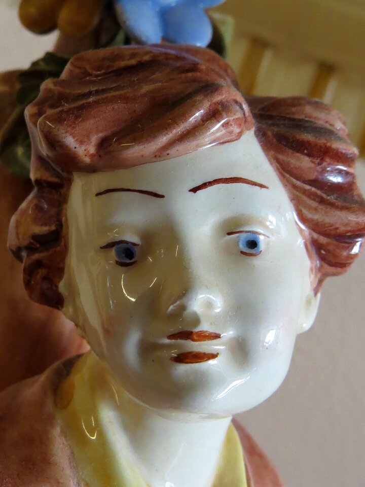 Statue porcelain color