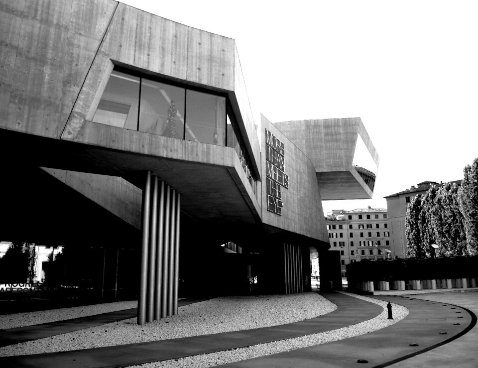Architecture contrast buil