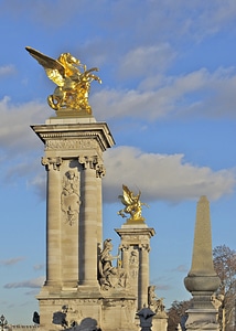 Monuments sculptures gold