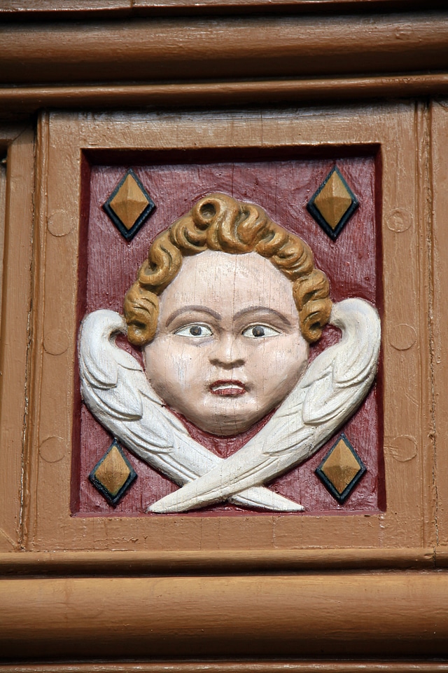 Facade figurine carving head