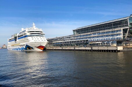 Cruise ship hamburg waters