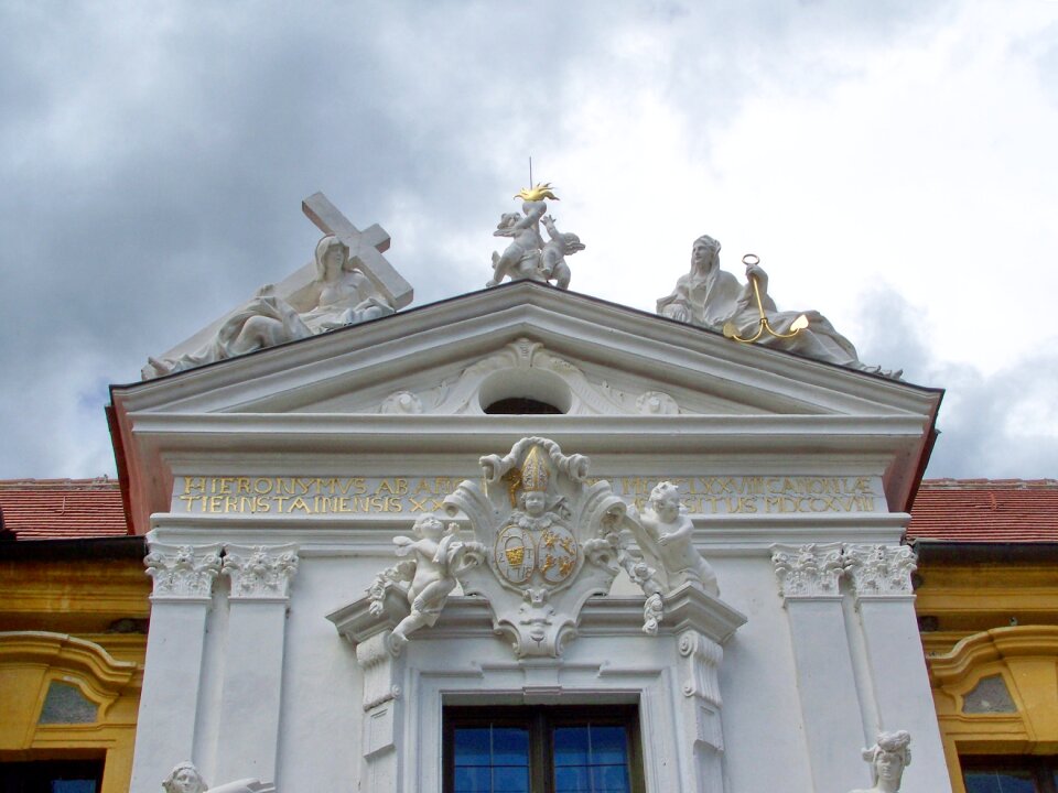 Dürnstein building sculpture ornate facade