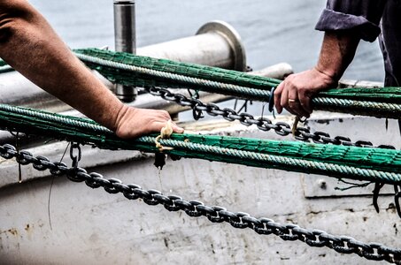 Rope hands ship
