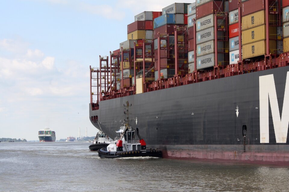 Hamburgensien tug container ship