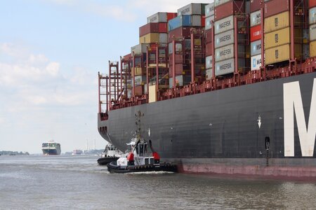 Hamburgensien tug container ship photo