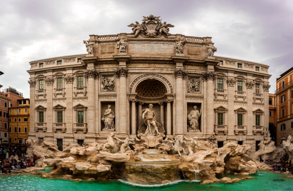 Fontana trevi sculpture