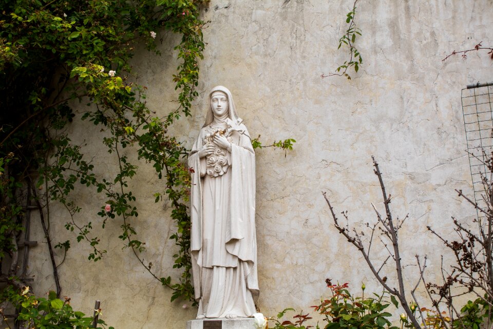 Holy ornamental trees statue