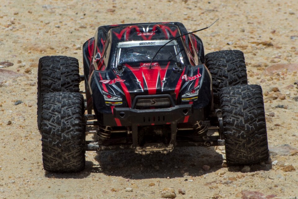 Electric remote controlled vehicle