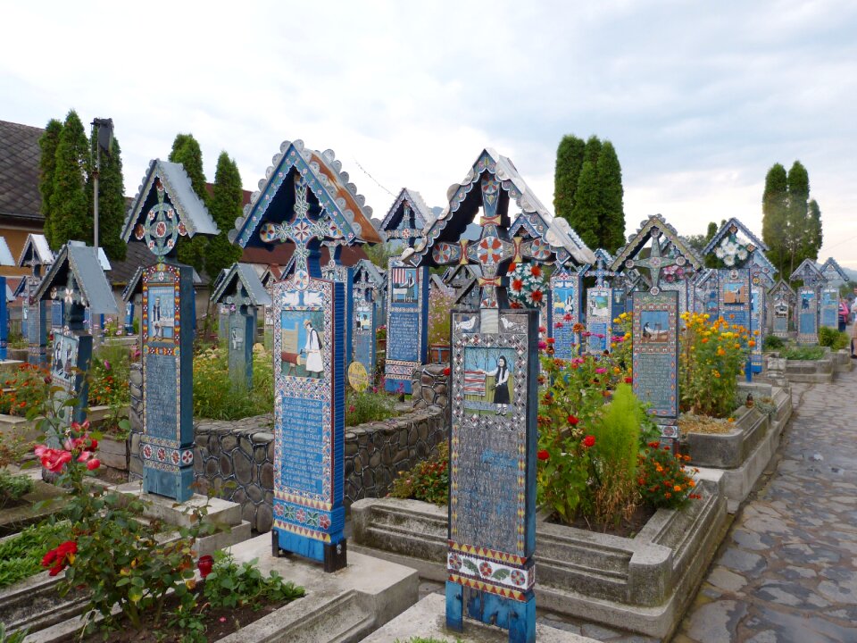 Cheerful grave tomb