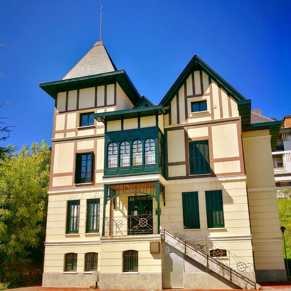 Facade guernica villa