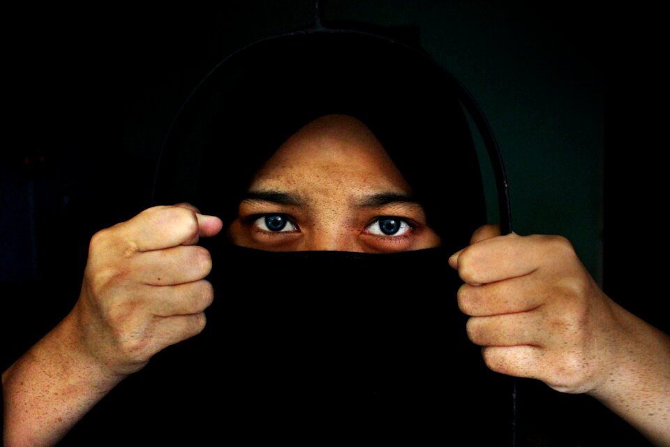 Potrait alone black