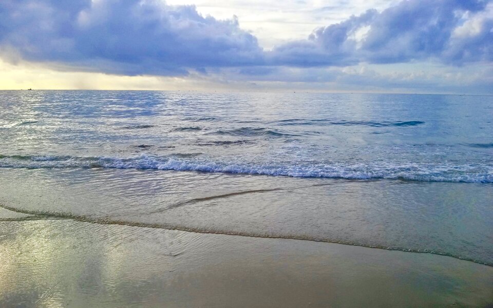 Clouds the waves horizon