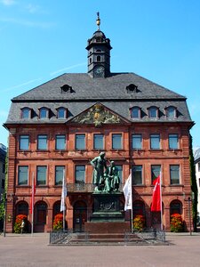 Marketplace statue monument photo