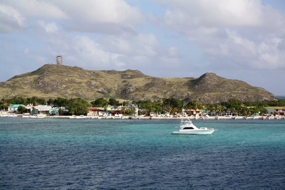Island turquoise water cruises