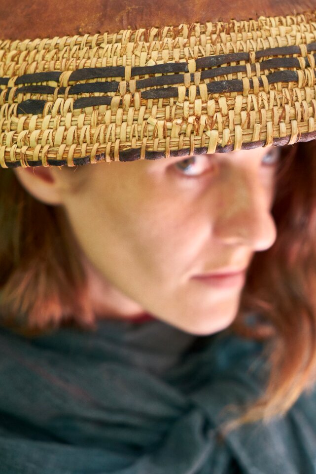 Woman wire mesh look