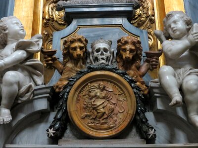 Statue mourning symbol