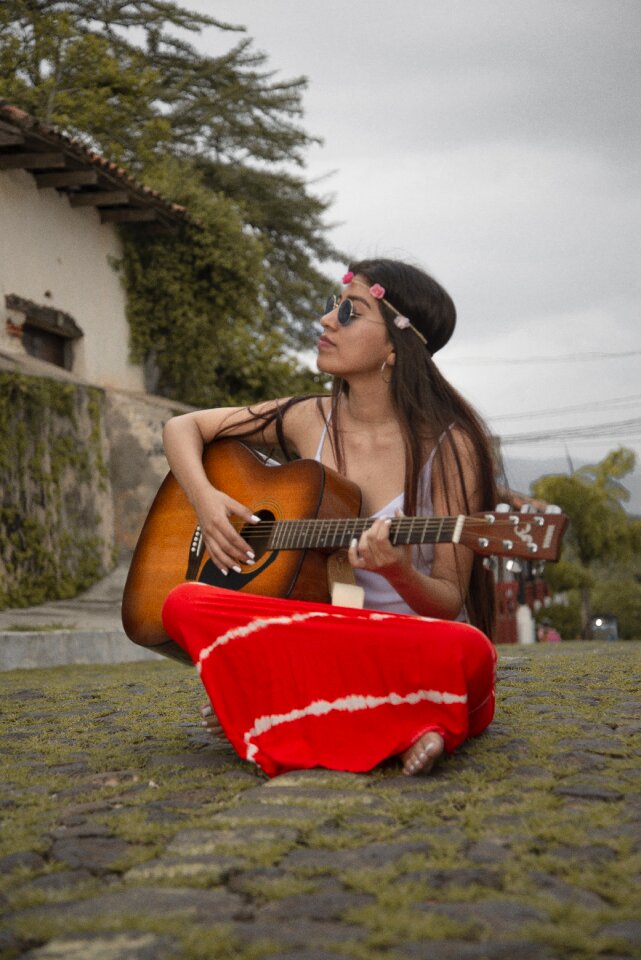 Colors women guitarist