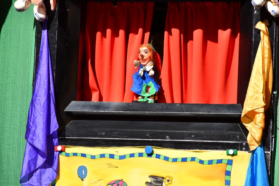 Puppet-show judy version