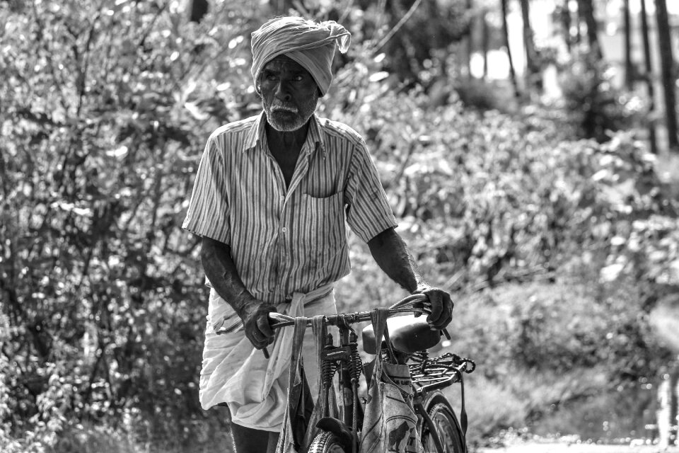Cycle villagelife bw