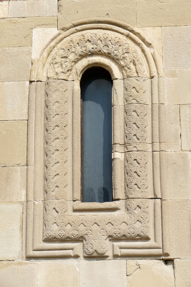 Cathedral window wall