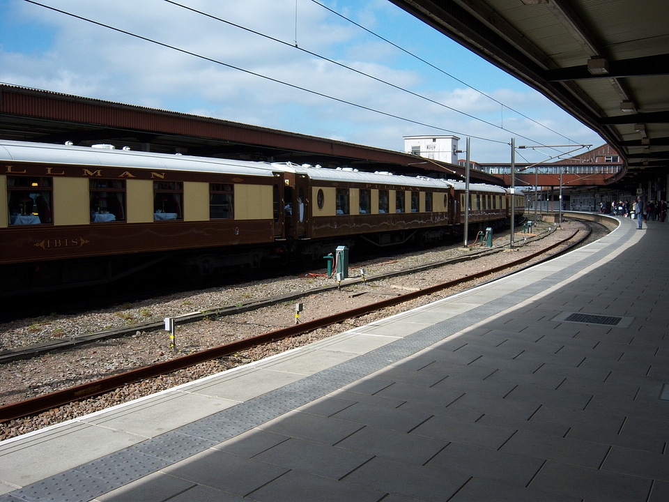 Train track railway power