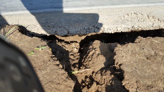 Cement cracking erosion