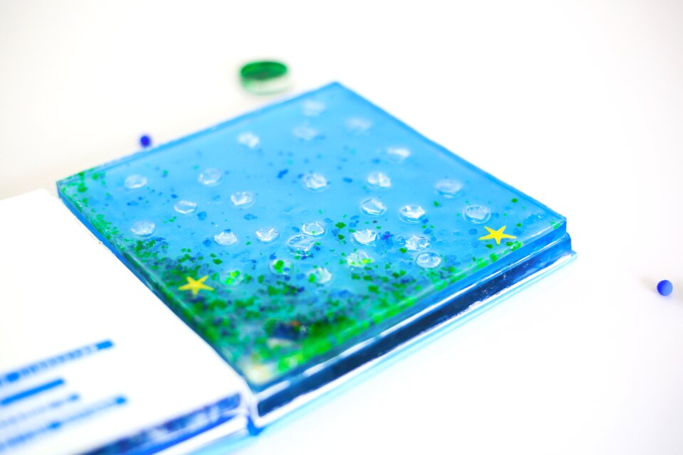 Three-dimensional book blue bubble